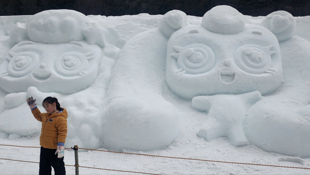 어린이들에게 인기가 많은 ‘티니핑’ 눈조각상.