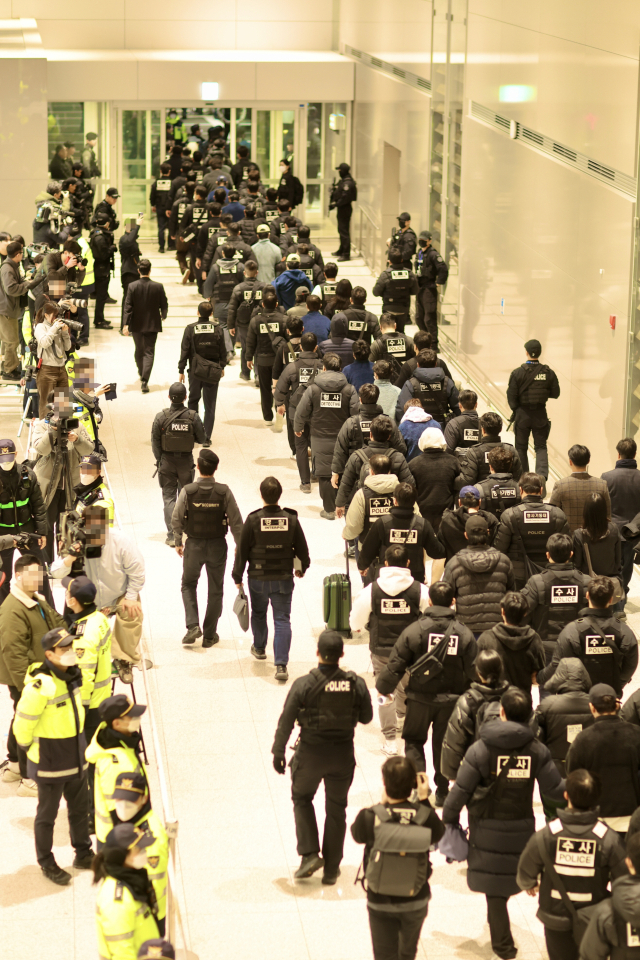 캄보디아에서 23일 오전 송환된 피의자들이 인천국제공항에 도착했다.부산경찰청 제공