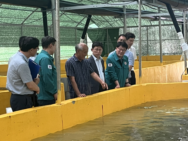 최용석(오른쪽 네 번째) 국립수산과학원장이 2024년 7월 전남 고흥군 육상양식장 현장점검을 하고 있다. 국립수산과학원 제공