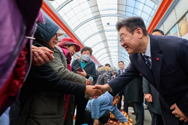 李대통령 "정부 이기는 시장없다…5월9일 계약분까지 양도세중과 유예 논의"