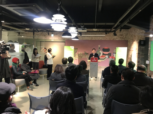 부산문화재단(대표이사 오재환)은 1월 29일 오후 부산 중구 한성1918 B-컬처 플라자(백산길 13, 이하 한성1918)에서 부산예술인지원센터 개소식을 가졌다. 사진은 상담 부스 등이 들어선 한성1918 1층 부산