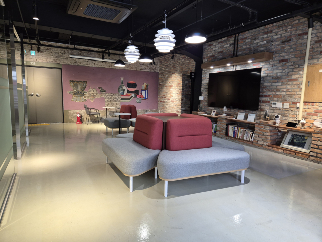 부산문화재단(대표이사 오재환)은 1월 29일 오후 부산 중구 한성1918 B-컬처 플라자(백산길 13, 이하 한성1918)에서 부산예술인지원센터 개소식을 가졌다. 사진은 상담 부스 등이 들어선 한성1918 1층 부산