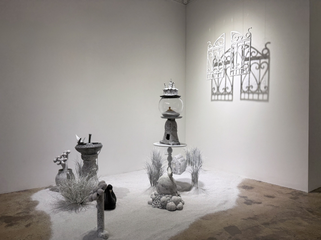 'The Time of Hands: 손의 시간 PART. 2' 전시 전경. 정인혜 작가 설치 작품이다. 리나갤러리 부산 제공