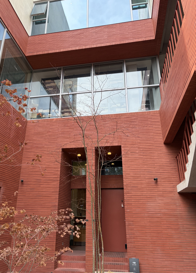 붉은색 벽돌 하부 구조와 같은 계열의 색깔로 이뤄진 '에케' 1층 '에크루'(문이 열려 있는 왼쪽)와 '오라 스키'(문이 닫힌 상태의 오른쪽) 출입구. 김은영 기자 key66@