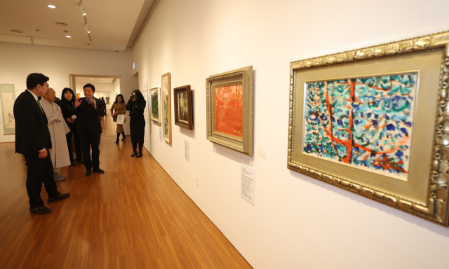 부산미술협회가 창립 80주년을 맞아 1일 부산문화회관 전시실에서 부산미술의 80년 역사를 조망하는 기획전 ‘80년의 숨결! 부산미술을 조망하다展’의 개막식을 열었다. 7일까지 열리는 이번 전시는 작고 작가를 비롯해 