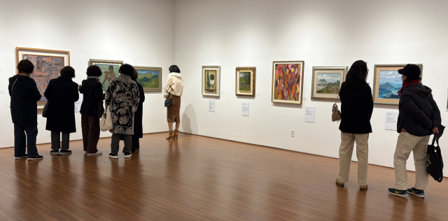 작고 작가 작품을 둘러보는 관람객 모습. 김은영 기자 key66@