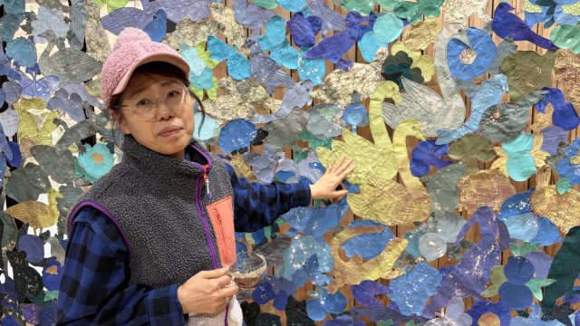 ‘우리는 서로 연결되어 있다’ 깃대종을 설명하는 김경화 작가. 김은영 기자 key66@