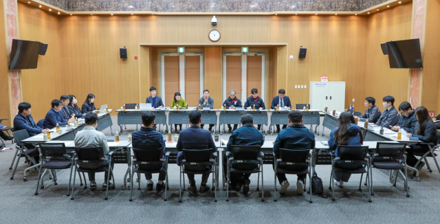 울산항만공사(UPA)는 13일 오전 공사 다목적홀에서 울산항 탱크터미널협의회 소속 기업 및 정유사 관계자들이 참석한 가운데 중동사태 대응 위기대책회의를 개최했다. UPA 제공