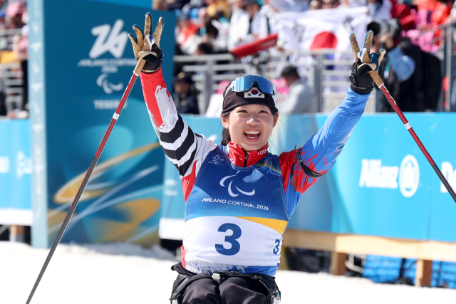 13일(현지시간) 이탈리아 테세로 크로스컨트리 스타디움에서 열린 2026 밀라노·코르티나담페초 동계 패럴림픽 바이애슬론 여자 스프린트 추적 좌식 결선에서 김윤지가 결승선을 통과한 뒤 포즈를 취하고 있다. 이날 김윤지