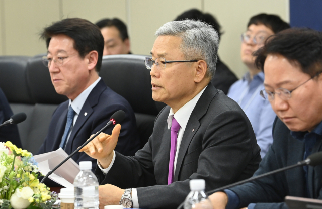 포럼에서 발언하고 있는 김동철 사장(가운데). 한전 제공