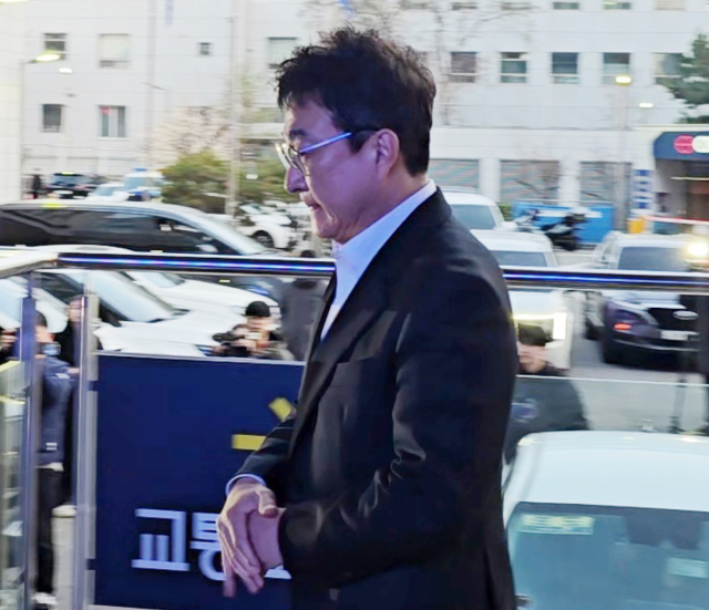 음주운전 사고를 내고 달아난 혐의를 받는 배우 이재룡(62) 씨가 지난 10일 서울 강남경찰서에서 조사를 받고 귀가하고 있다.연합뉴스