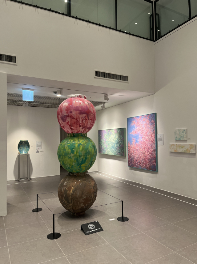 이유진의 '3개의 달항아리'(3Moonjar, blue tower). KT&G상상마당 부산 제공