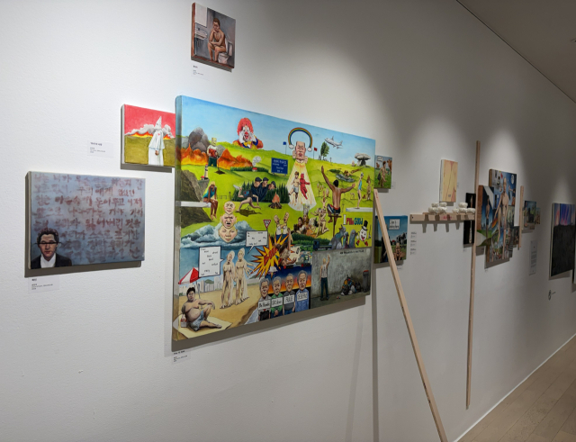 ‘2026 아티스타트’에서 장려상을 받은 윤정재 작품. 한가운데 'This : 有: topia' 설치 모습. 현실과 디지털 세상에서 인간의 욕망과 감정이 어떻게 소비되는지 해학적으로 보여준다. 김은영 기자 key66