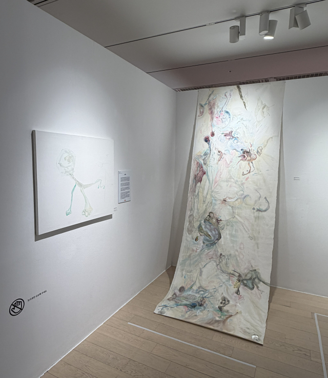 ‘2026 아티스타트’에서 우수상을 받은 정가영의 '몰착락'(no place to go)과 '덧없는'(ephemeral, 오른쪽) 설치 전경. 작가는 사라진 것들과 잃어버린 시간, 그리고 기억의 감정에서 작업을 시작