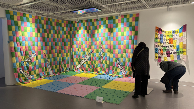 ‘2026 아티스타트’에서 우수상을 받은 배수빈의 '인'(忍)과 '아프고 거칠지만'(오른쪽) 설치 전경. 작가는 때수건을 활용해 일상과 수행의 경계를 탐구한다. 김은영 기자 key66@