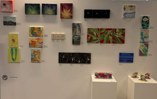 ‘2026 아티스타트’ 전시장 입구에선 1점에 10만 원으로 전시 출품 작가의 소품을 판매 중이다. 작품 판매 대금은 전액 작가에게 보낸다. 김은영 기자 key66@