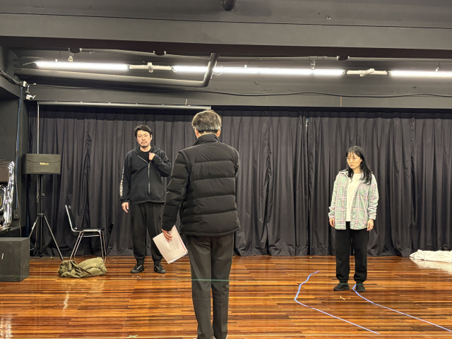 부산대학교 앞의 한 연습실에서 연극 무대를 준비하는 배우들. 사진 가운데 이기호 연출가가 배우들에게 연출 의도를 설명하고 있다. 김준현 기자 joon@