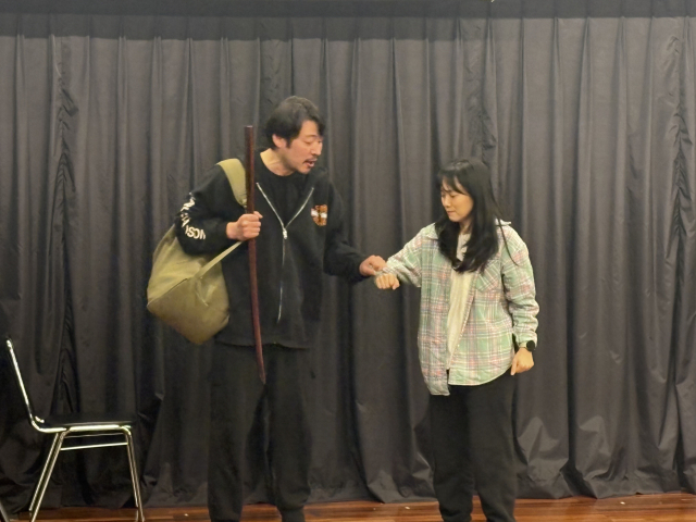 부산대학교 앞의 한 연습실에서 연극 무대를 준비하는 배우들. 김준현 기자 joon@