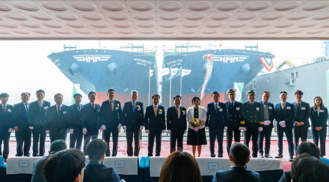 안병길(사진 왼쪽에서 열 번째) 한국해양진흥공사 사장은 9일 전남 영암군에 소재한 HD현대삼호에서 개최된 HMM의 9000TEU급 컨테이너선 ‘라임(LIME)호’ 명명식에 참석해 