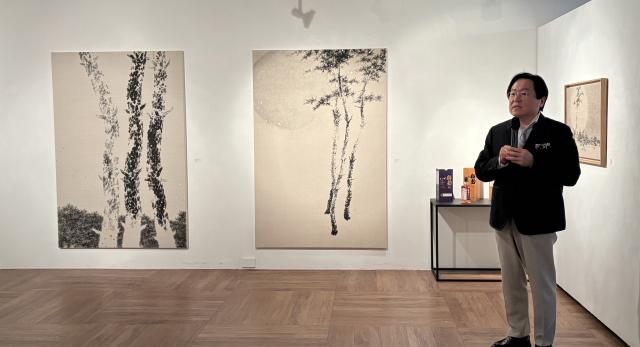 한국화가 김윤찬 부산대 교수가 지난 10일 오후 6시 부산 금정구 부산대학교아트센터에서 열린 개인전 ‘청춘-함께 가는 길’에서 인사말을 하고 있다. 김은영 기자 key66@