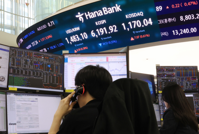 17일 서울 중구 하나은행 본점 딜링룸에 코스피 등을 비롯한 지수가 표시되고 있다. 이날 코스피는 전장보다 34.13포인트(0.55%) 내린 6,191.92로 거래를 마감했다. 코스닥 지수는 전장보다 7.07포인트(