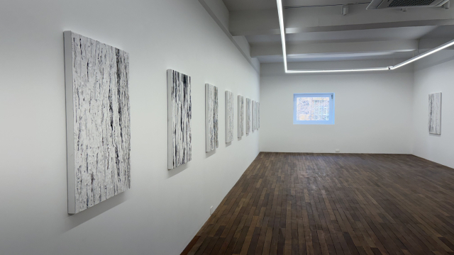 김춘환 개인전 ‘Noir et blanc’(흑, 백) 설치 전경. 김은영 기자 key66@