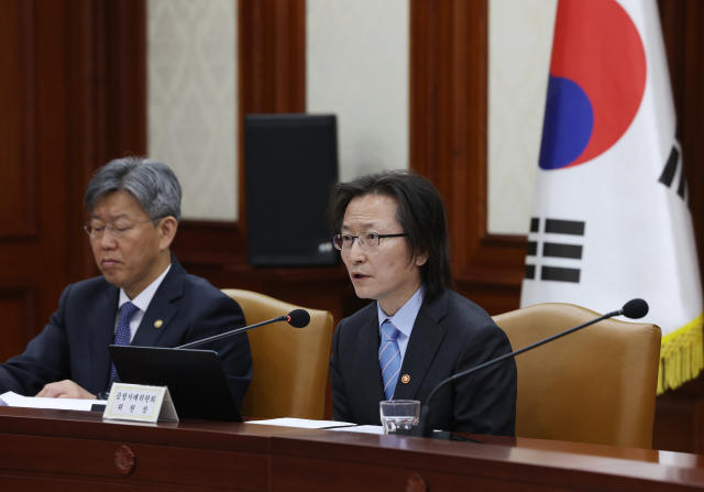 주병기 공정거래위원장(오른쪽)이 23일 서울 종로구 정부서울청사에서 열린 민생물가 특별관리 관계장관TF에서 발언하고 있다.연합뉴스