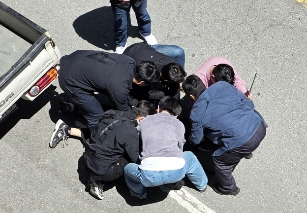 5일 오전 광주 광산구 월계동 한 도로에서 살인 혐의 등을 받는 20대 피의자 장모 씨를 경찰이 긴급 체포하고 있다. 장씨는 이날 오전 광산구 월계동 한 대학교 인근 도로에서 흉기를 찔러 여고생을 살해하고 또래 남고