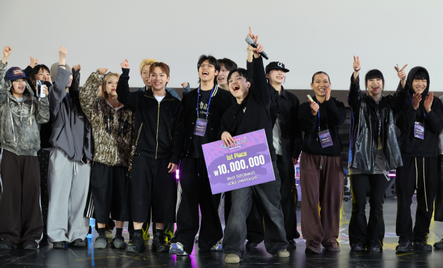 2026 부산스텝업댄스페스티벌이 10일 부산 해운대구 영화의전당에서 성대한 막을 내렸다. 이날 ‘댄스 퍼포먼스 월드 챔피언십’ 부문에서 우승을 차지한 데스팟 크루 멤버들이 기뻐하고 있다. 정종회 기자 jjh@
