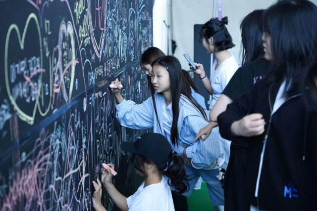 2026 부산스텝업댄스페스티벌이 열린 지난 9일 부산 해운대구 영화의전당 야외 광장 내 페인팅 포토존에서 직접 그림을 그리고 있는 관람객들 모습. 청년문화진흥협회 제공