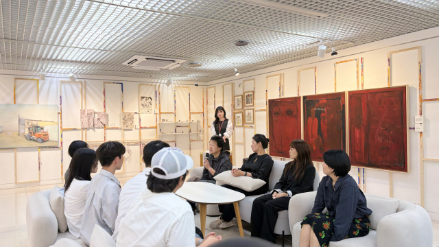부산문화재단은 지난달 28일 오후 감만창의문화촌에서 입주 작가, 경성대학교 학생, 관계자 등 30여 명이 참석한 가운데 기획 상설전 ‘감만, 가만히 들여다봅니다’ 오픈식을 열고 있다. 사진은 입주 작가와 경성대학교 