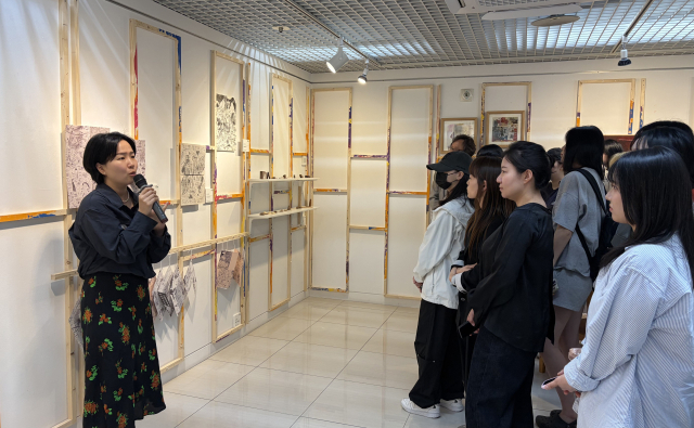부산문화재단은 지난달 28일 오후 감만창의문화촌에서 입주 작가, 경성대학교 학생, 관계자 등 30여 명이 참석한 가운데 기획 상설전 ‘감만, 가만히 들여다봅니다’ 오픈식을 열고 있다. 사진은 김미래 작가의 전시 도슨