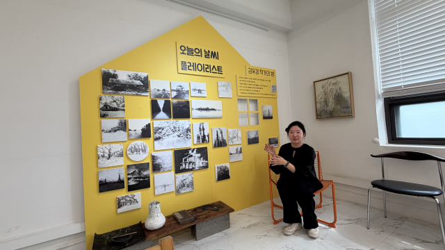 부산문화재단은 지난달 28일 오후 감만창의문화촌에서 입주 작가, 경성대 학생, 관계자 등 30여 명이 참석한 가운데 기획 상설전 ‘감만, 가만히 들여다봅니다’ 오픈식을 개최했다. 사진은 3층 나눔방에 설치된 작가의방