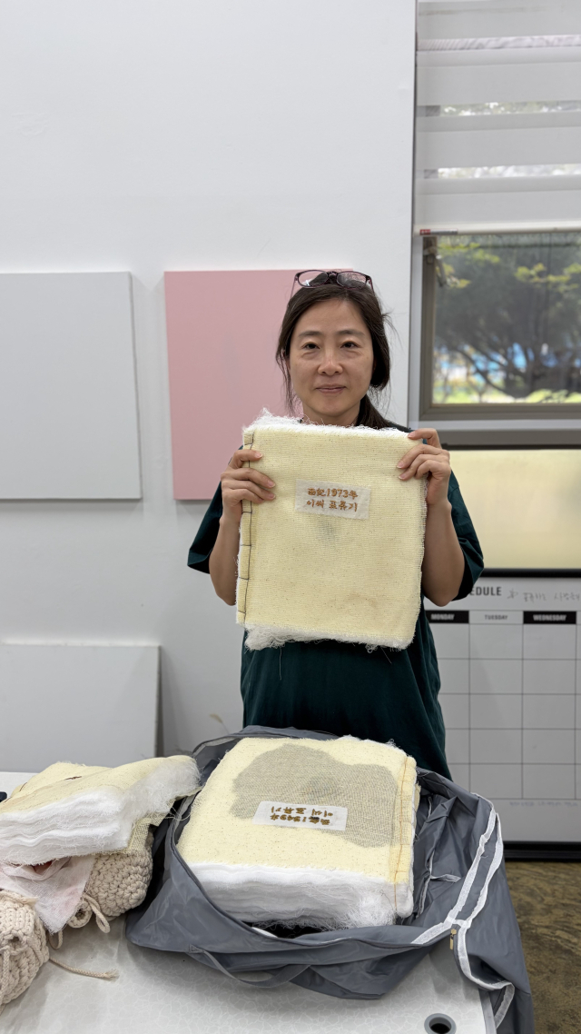 홍티아트센터 스튜디오에서 만난 이현정 작가가 지난 7일 광주에서 개막한 '2026 오월미술제'에서 전시할 작품을 설명하고 있다. 김은영 기자 key66@