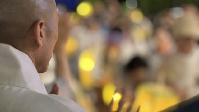 형형색색의 연등 불빛을 바라보며 박수를 보내는 부산불교연합회 회장 정오 범어사 주지 스님. 김은영 기자 key66@