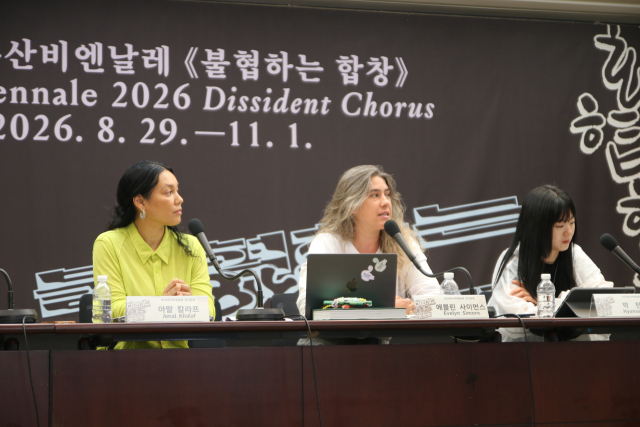 27일 서울 중구 한국프레스센터에서 열린 2026부산비엔날레 기자 간담회에서 공동 전시감독 아말 칼라프(왼쪽)와 에블린 사이먼스가 전시 주제 ‘불협하는 합창'(Dissident Chorus)과 주요 전시 구성을 발표