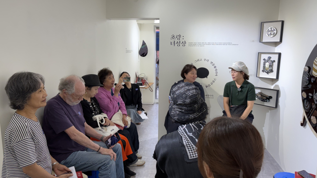 25일 오후 부산 동구 초량동 낭만시간연구소에서 열린 김경화 초대전 ‘초량: 녀성상’과 연계한 작가와의 대화 모습. 김은영 기자 key66@