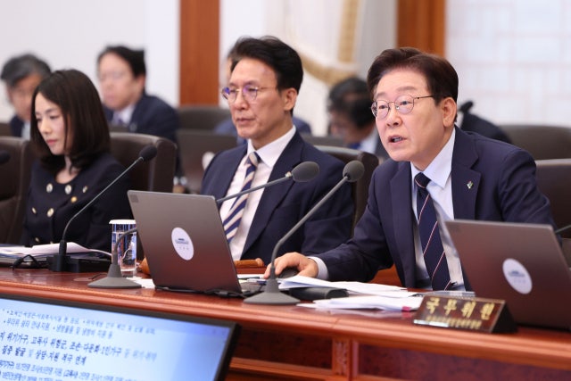 <b>이 대통령</b> "정당기관지처럼 <b>편파</b>적 <b>방송</b>에 제재 있나"