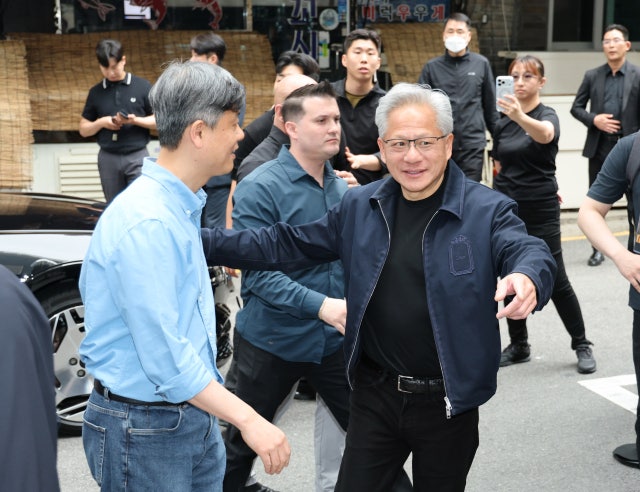 [속보] 젠슨 황, <b>크래프톤</b> 장병규 만났다…게임업계 회동 시작