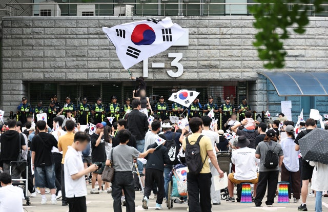 [속보] '투표용지 부족' 선관위 수사 본격화