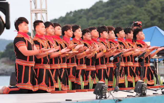 지난 6일과 7일 이틀 동안 부산 해운대 해변 특설 무대에서 마련한 제22회 부산국제무용제 공식 초청 공연에서 인도네시아의 '사만가요 춤'을 선보이고 있다. 부산국제무용제 제공