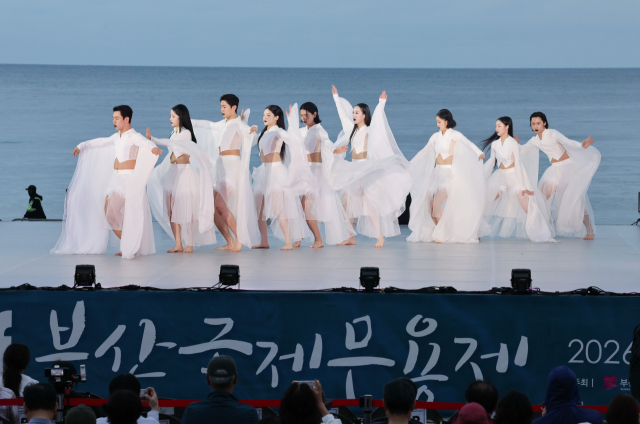 7일 오후 부산 해운대 해변 특설 무대에서 열린 제22회 부산국제무용제 공식 초청 공연에서 요찬강의 '학'을 선보이고 있다. 부산국제무용제 제공