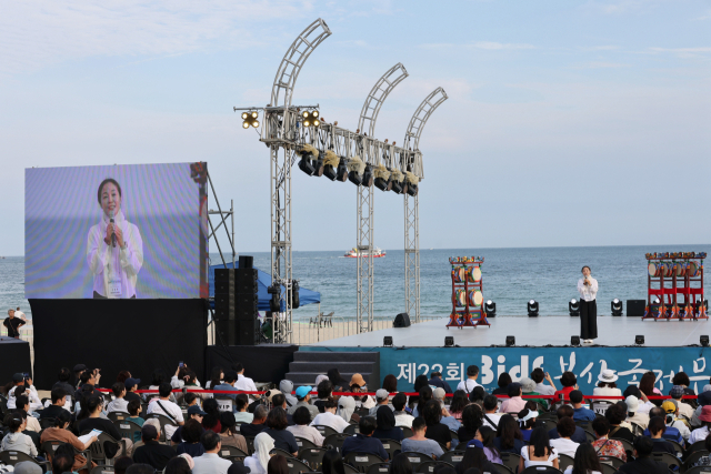 지난 6일 오후 부산 해운대 해변 특설 무대에서 열린 제22회 부산국제무용제 공식 초청 공연에서 각국 대표단이 공연을 펼치고 있다. 올해는 한국을 포함한 13개국 44개 단체가 참가해 60여 편의 작품을 선보였다.
