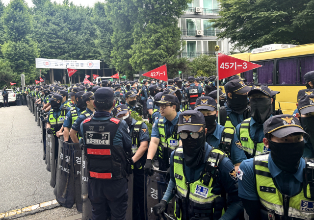 5일 서울 송파구 잠실7동 2투표소 인근에서 투표함 이송과 시위대 해산을 위해 경찰 기동대가 투입돼 있다.연합뉴스