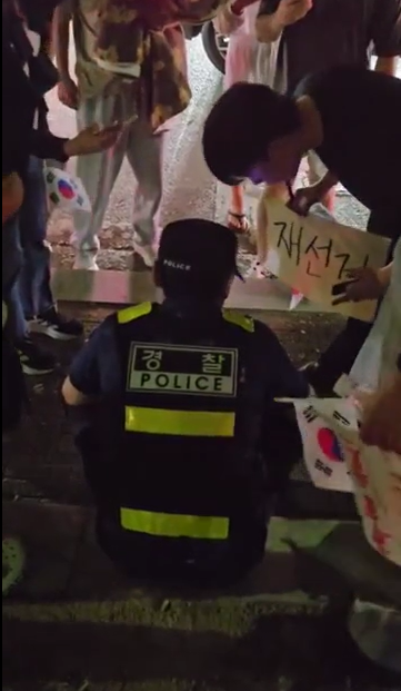 경찰 둘러싸고 조롱하는 시위대 모습.인터넷 커뮤니티 캡처