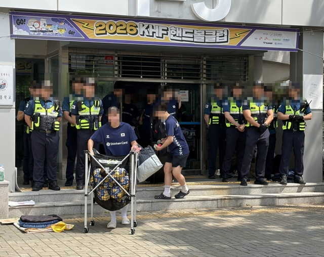 잠실 개표소로 사용됐던 핸드볼경기장에서 공인구와 훈련기구를 꺼내오는 선수들.연합뉴스