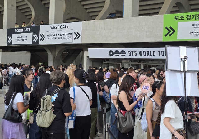 BTS 부산 콘서트 관객 입장 지연… 예정보다 1시간 15분 늦게 시작