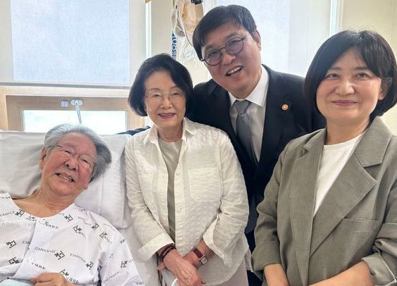 최휘영 문화체육관광부 장관이 입원 중인 배우 최불암을 찾았다.최휘영 문화체육관광부장관 인스타그램 캡처