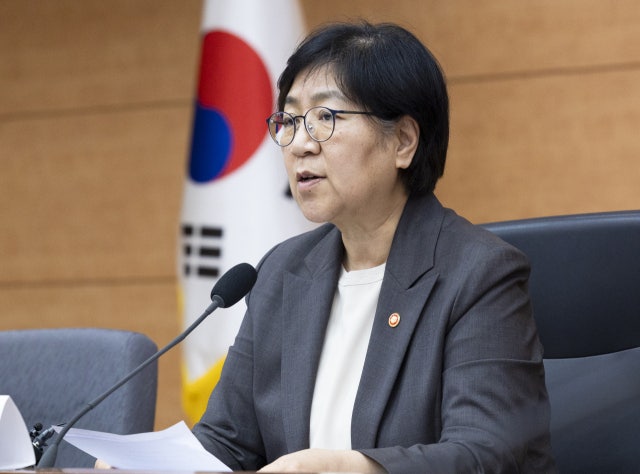 [속보] 정은경 "탈모 치료 '20~34세 청년' 건보 적용 추진…의견 수렴 거칠 것"