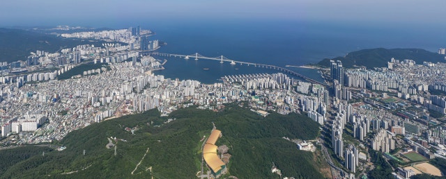 ‘부산 관광 효자’ 외국인, 7800억 시원하게 긁었다